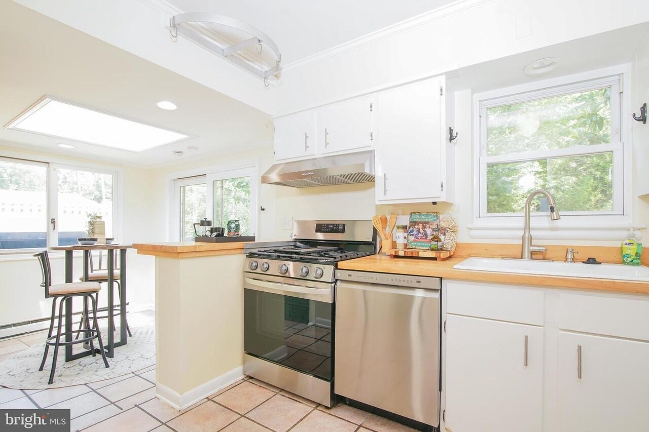 Building Photo - 5602 Hawthorne St