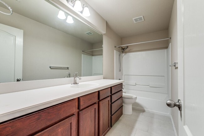 Building Photo - BEAUTIFUL 3-BEDROOM HOME NEAR MEDICAL CENTER