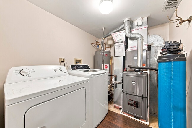 Building Photo - 24 Cedar Grove Ct