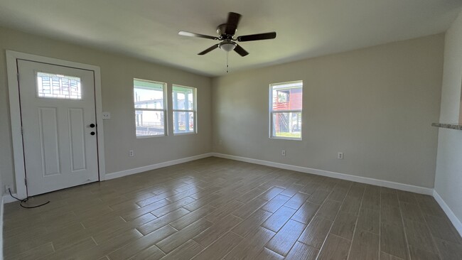 Building Photo - 2112 Victory Ave