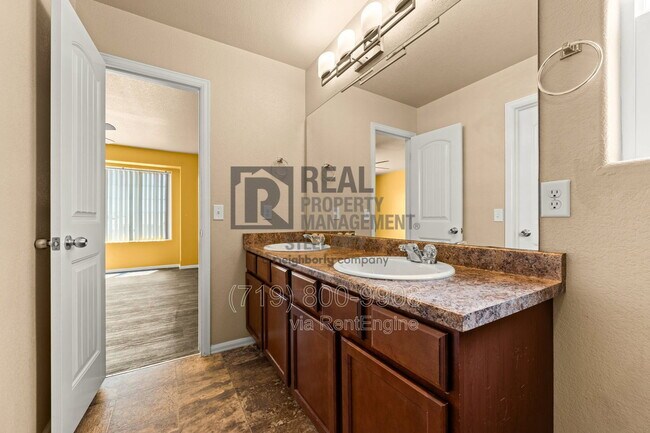 Building Photo - 947 E Kirkwood Dr