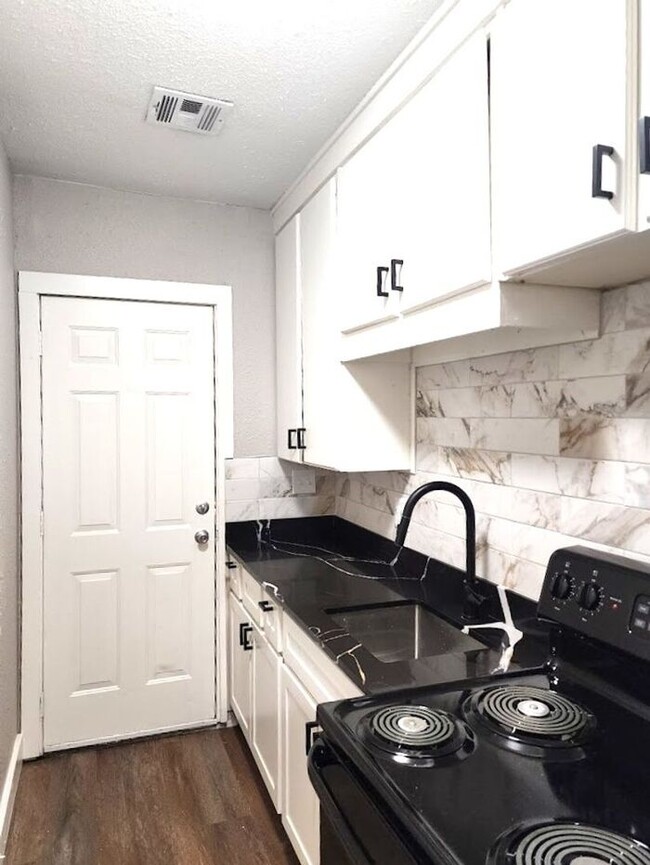 Building Photo - Fantastic 1 Bed 1 Bath Duplex in Shartel B...