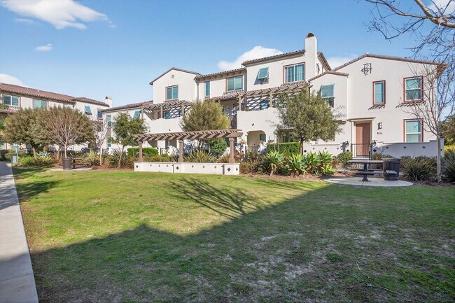 Building Photo - 3-Bed + 3.5-Bath Townhouse | Springville | Camarillo | Unfurnished