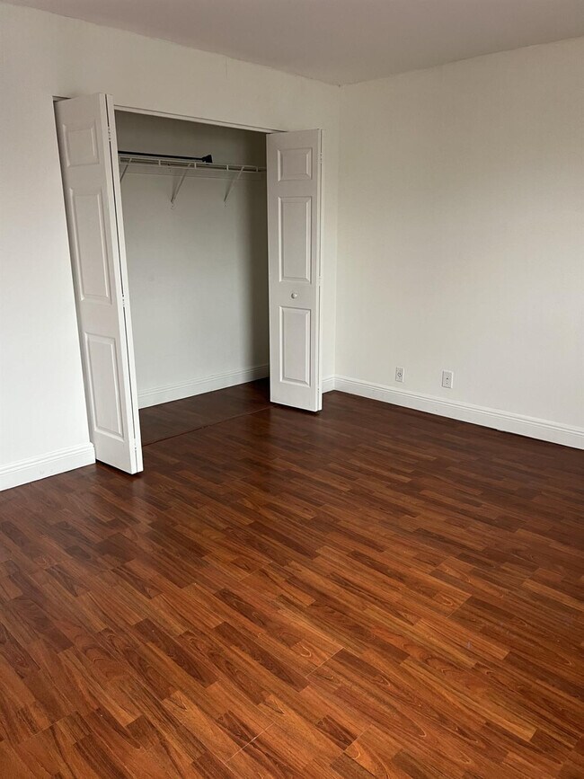 Building Photo - 1100 SE 4th Ave