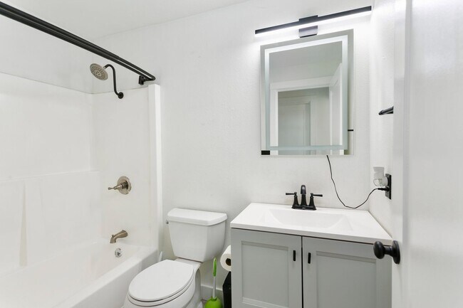 Building Photo - Modern 4bd 2.5 bath Home