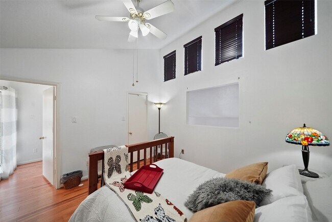 Building Photo - 3 April Point Dr S