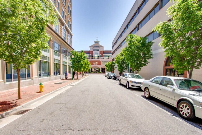 Building Photo - Spectacular Penthouse Condo in Downtown No...