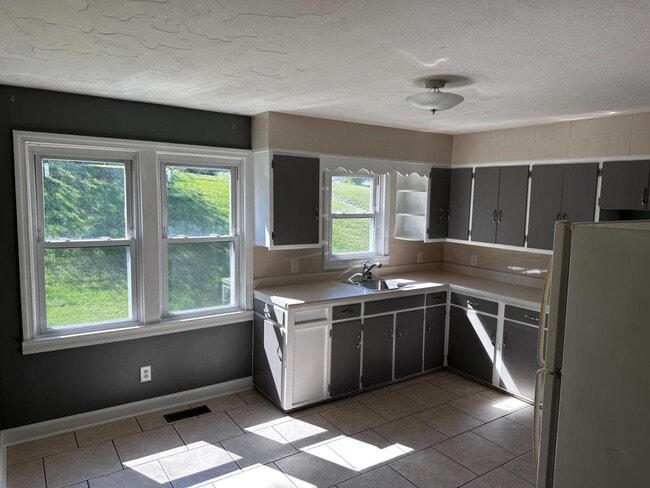 Building Photo - 1207 E Lakeview Dr