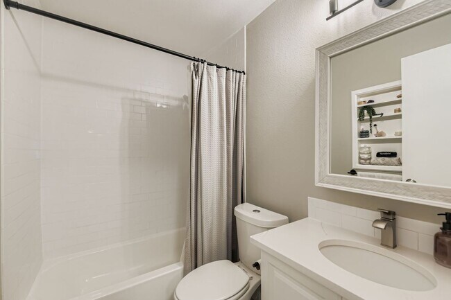 Building Photo - Charming 3 bed/1 bath Broomfield Home - Available December 20th!