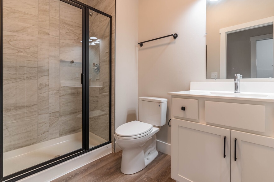 Bath B - 10-100 Laurel Loop