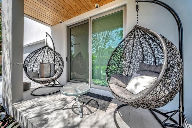 Building Photo - 544 N Victoria Park Rd