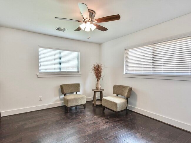 Building Photo - 9806 Cliffwood Dr