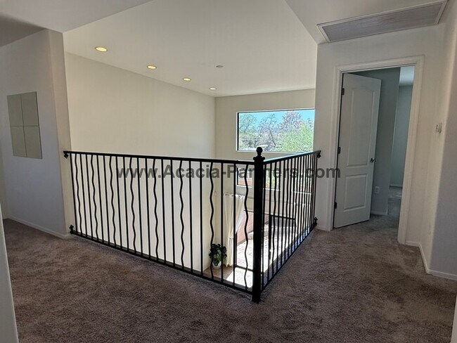 Building Photo - Spacious Three Bedroom Home