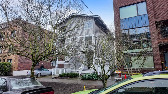 Building Photo - Modern Studio Apartment in Prime Queen Ann...