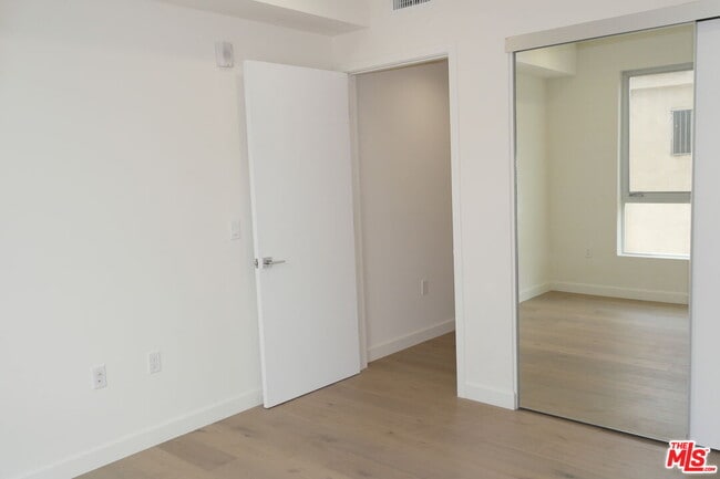 Building Photo - 105 S Mariposa Ave