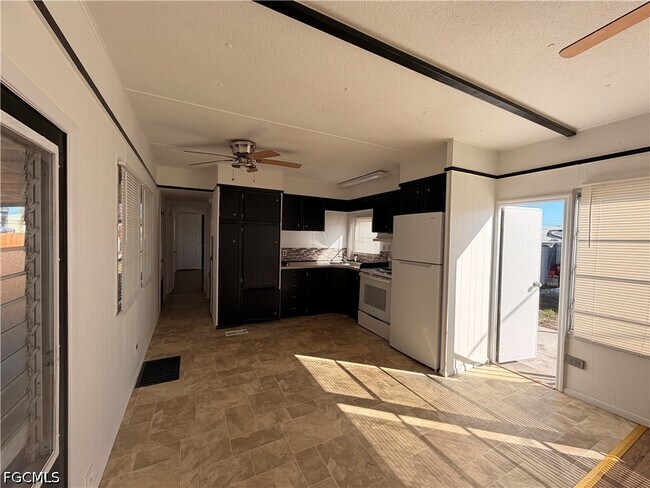 Building Photo - 121 Coachlight Ln