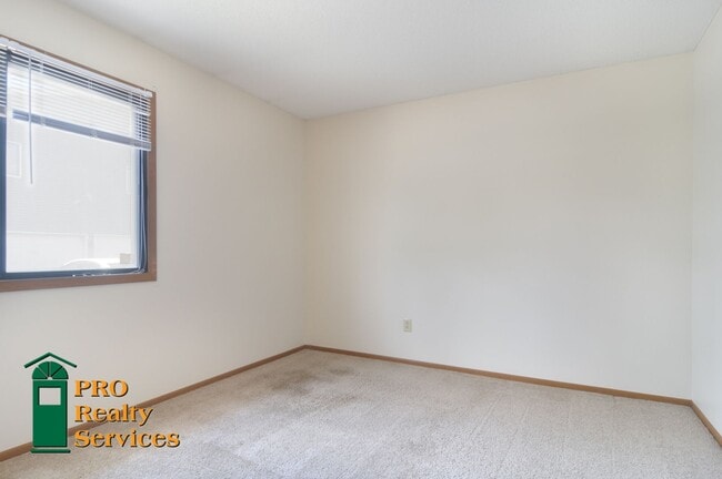 Building Photo - 2 Bedroom Townhome in Oakdale