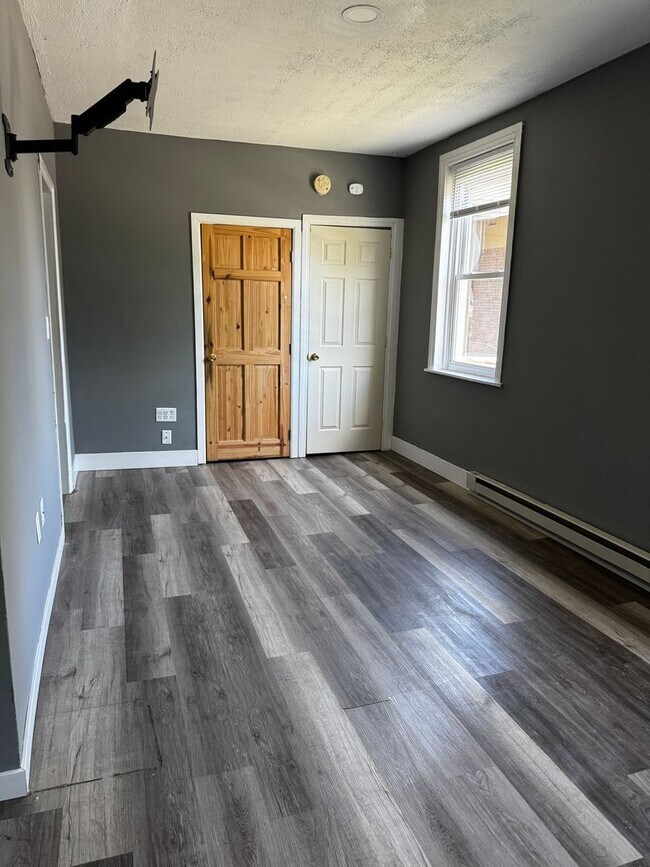 Building Photo - 2 Bedroom, 1st Floor Apartment
