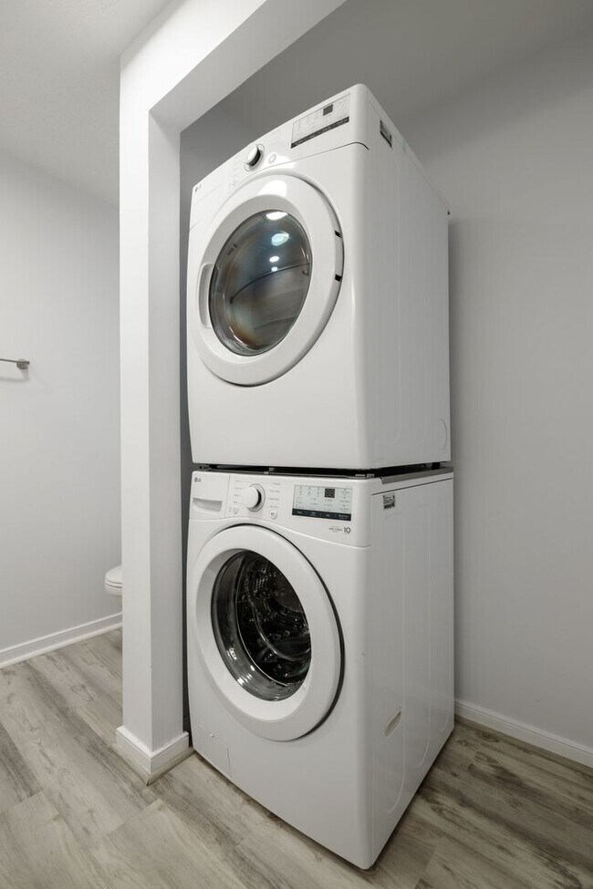 Building Photo - Charming 2 Bedroom/1 Bath Townhome in Henr...