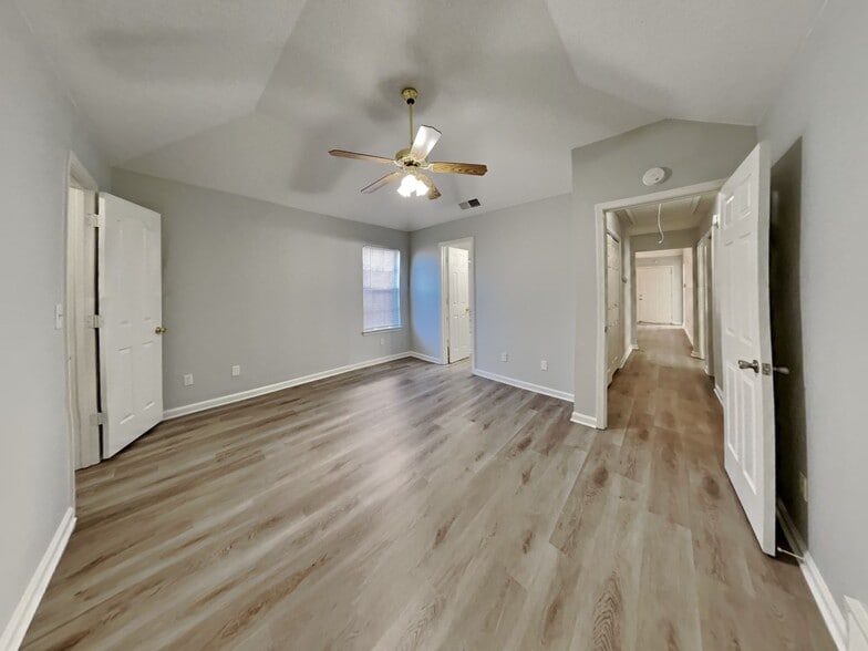 Building Photo - 5849 Amaray Cove