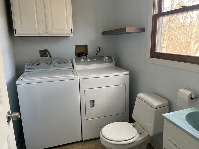 Building Photo - 731 Pleasant St