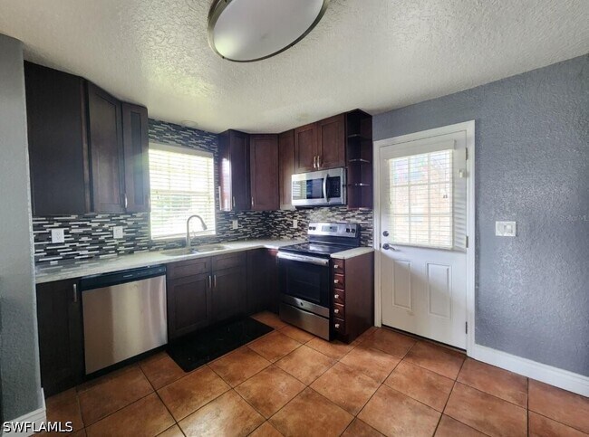 Building Photo - 416 Banyon Tree Cir