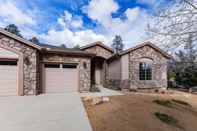 Building Photo - 4 Bedroom, 2 Bathroom Home in Timber Ridge