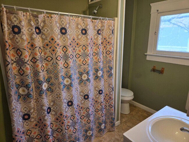 Building Photo - Charming 4-Bedroom Property in Prime Location