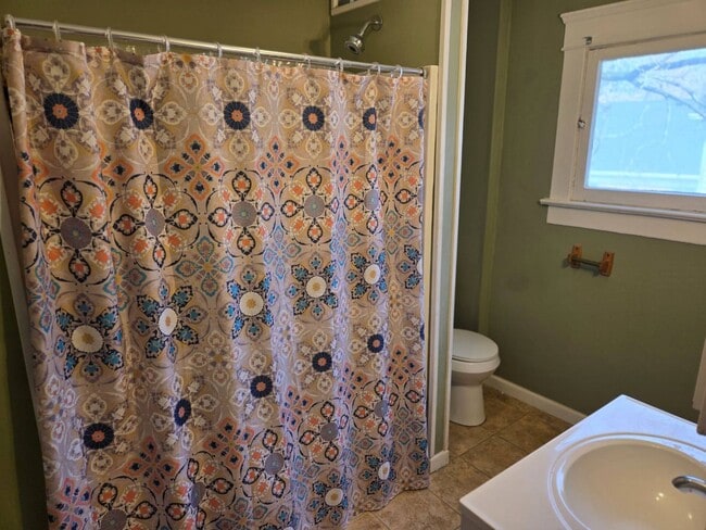 Building Photo - Charming 4-Bedroom Property in Prime Location (Move in today and enjoy 50 % off on second month r...