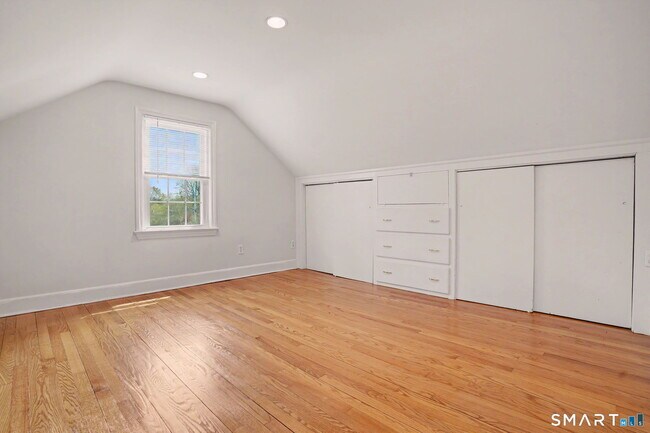 Building Photo - 32 Crescent Dr