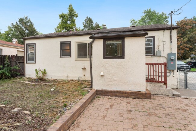Building Photo - Centrally-Located Bungalow Available NOW!