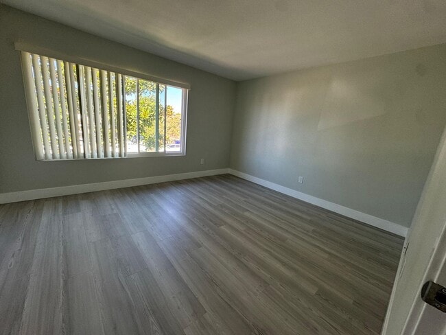 Building Photo - Fully renovated Condo