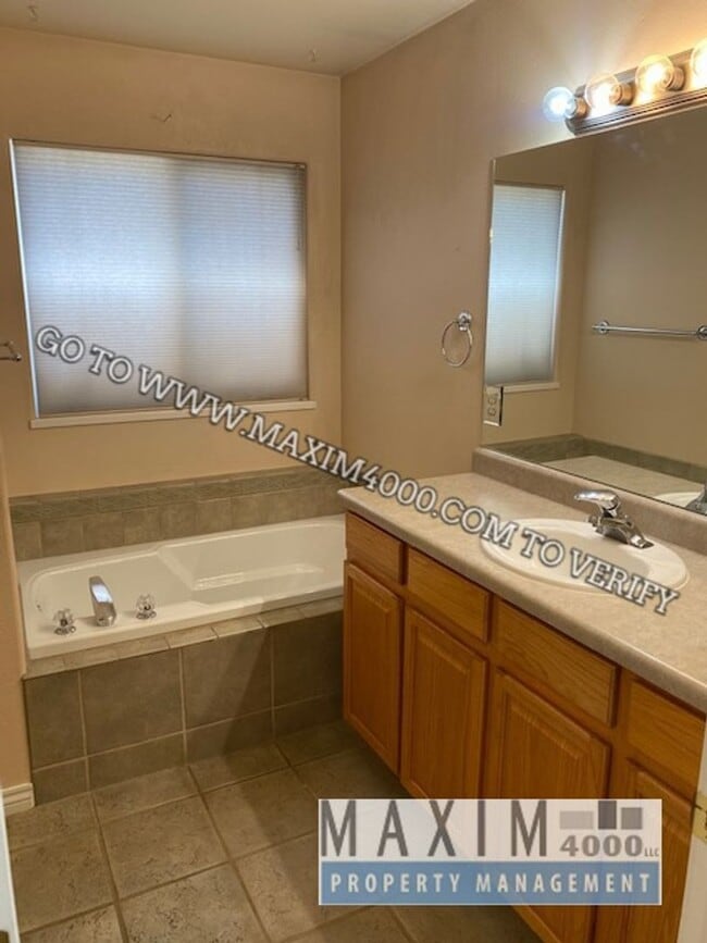 Building Photo - 2499 Interlochen Ct