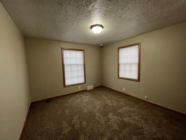 Building Photo - PRICE REDUCED! 4 Bedroom, 1.5 Bathroom House Available, Centrally Located! ¡Casa de 4 dormitorios...