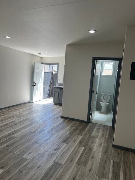 Building Photo - 1049 N Stanley Ave