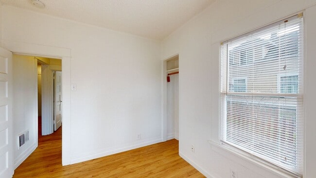 Building Photo - Charming Two Bedroom In the Heart of Downtown Kent !