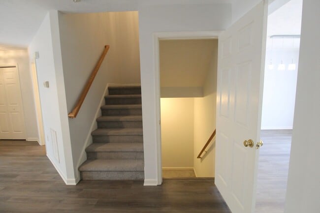 Building Photo - 3 story townhome with fenced in yard for rent in Taylor Springs