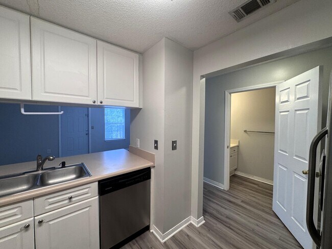 Building Photo - 852 Dunwoody Pl