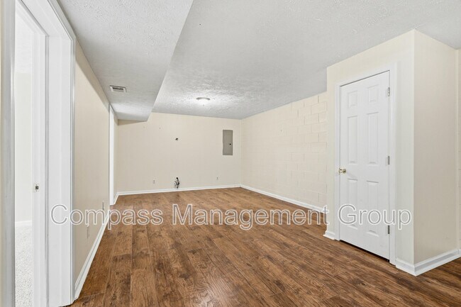 Building Photo - 1690 River Bend Rd
