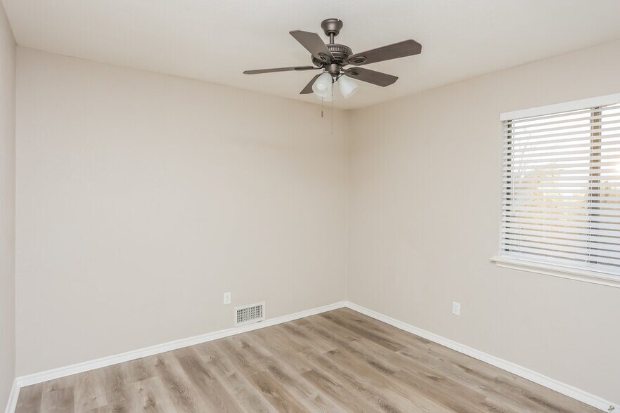 Building Photo - 2413 Claremont Dr