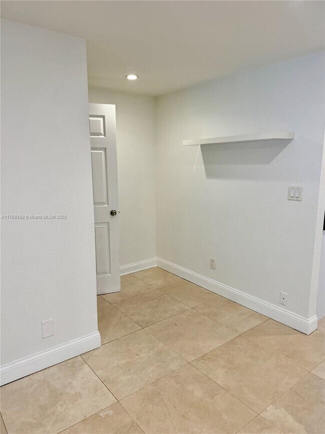 Building Photo - 119 Gardens Dr