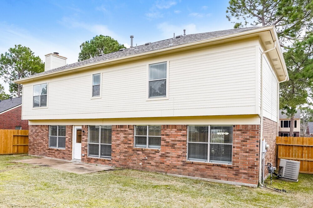 Building Photo - 18162 Holly Green Dr