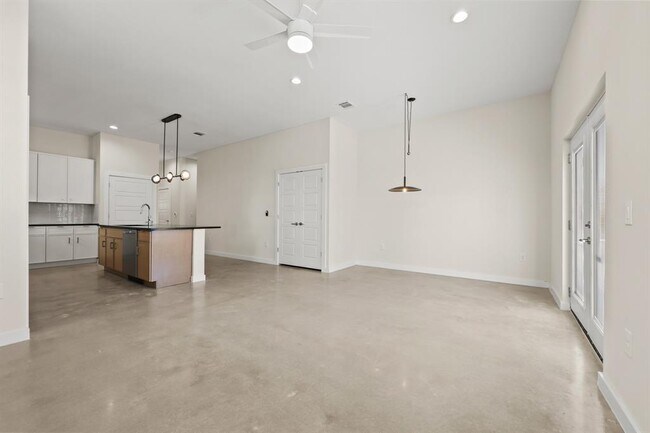 Building Photo - 4801 Sara Dr