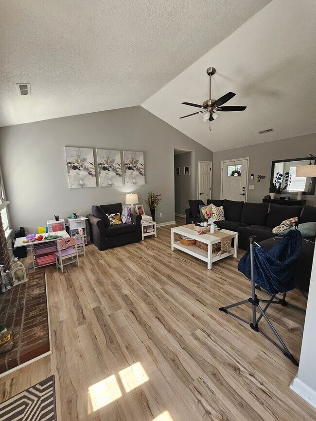 Building Photo - 3 Bedroom Home in Chadwick Shores