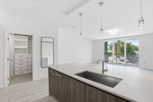 Building Photo - 111 SE 1st Ave