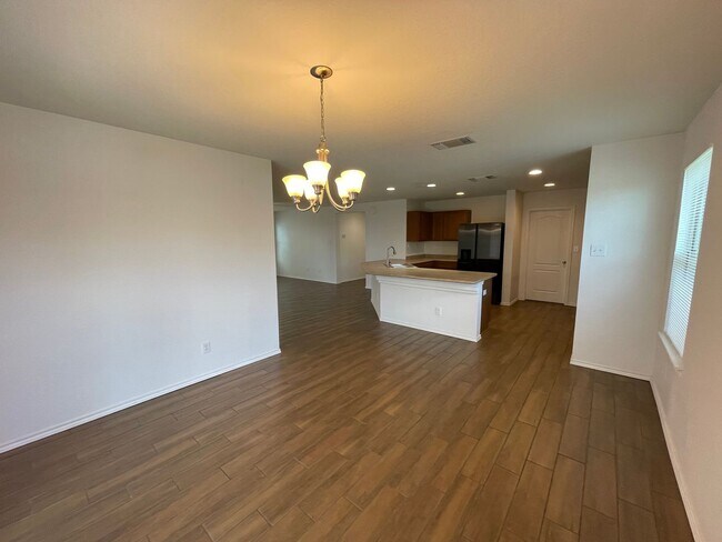 Building Photo - Beautiful 3 bedroom/2 bath in Legend Point!