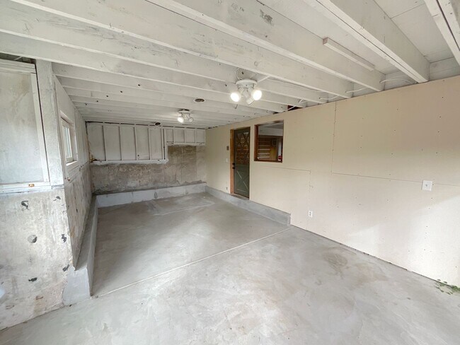 Building Photo - 5 Bedroom Home, 4.61 Acres, Available Near...