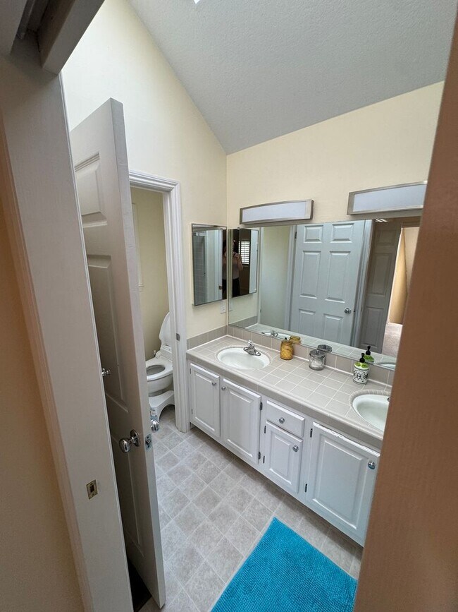 Building Photo - Beautiful 3bd/2.5 bath Townhome
