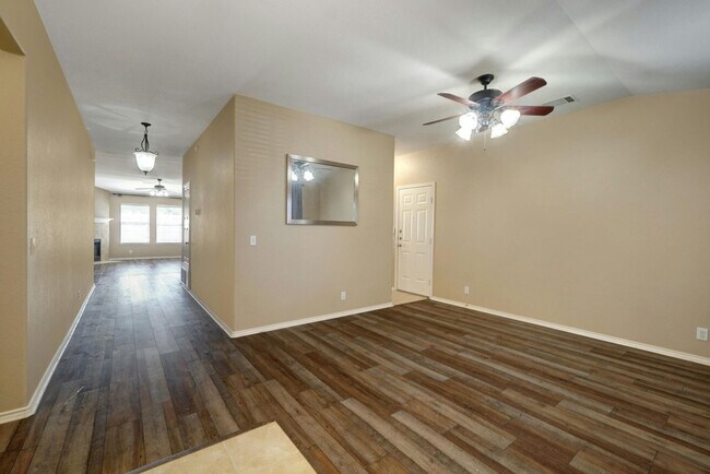 Building Photo - Spacious 4-Bedroom Gem with Office in Desi...