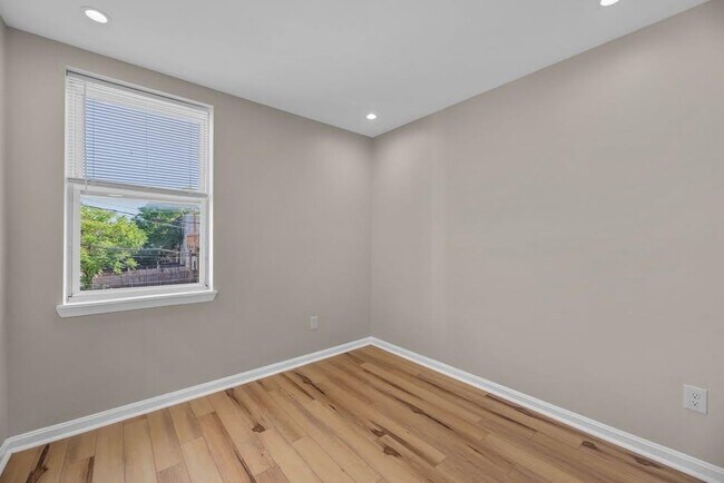 Building Photo - 2042 E Fayette St